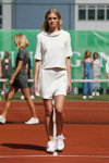 Pokaz Ganni — Copenhagen Fashion Week SS15 (ubrania i obraz: kostium biały, buty sportowe białe)