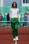 Показ Ganni — Copenhagen Fashion Week SS15 (наряды и образы: белый джемпер, белые кроссовки, зеленые спортивные брюки)
