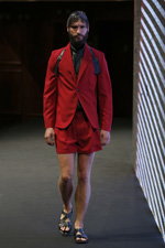 Modenschau von Jean//phillip — Copenhagen Fashion Week SS15 (Looks: roter Männeranzug, schwarze Sandalen)