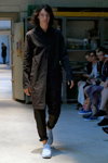 Pokaz Mads Norgaard — Copenhagen Fashion Week SS15 (ubrania i obraz: płaszcz czarny, spodnie czarne)