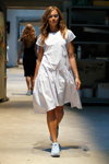 Desfile de Mads Norgaard — Copenhagen Fashion Week SS15 (looks: vestido blanco)