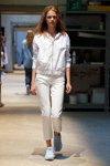 Показ Mads Norgaard — Copenhagen Fashion Week SS15 (наряды и образы: белые кроссовки, белая куртка, белые брюки)