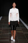 Modenschau von Maikel Tawadros — Copenhagen Fashion Week SS15 (Looks: weiße Bluse, schwarze Radlershorts)