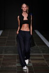 Показ Maikel Tawadros — Copenhagen Fashion Week SS15 (наряды и образы: чёрный жилет, чёрное бандо, синие брюки)