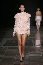 Показ Margrethe-Skolen — Copenhagen Fashion Week SS15 (наряды и образы: розовое платье мини, чёрные туфли)