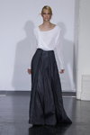 Desfile de Mark Kenly Domino Tan — Copenhagen Fashion Week SS15 (looks: blusa blanca, maxi falda plisad de color grafito)