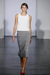Desfile de Mark Kenly Domino Tan — Copenhagen Fashion Week SS15 (looks: top blanco, falda midi gris, zapatos de tacón rojos)