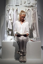 Prezentacja MUNTHE — Copenhagen Fashion Week SS15 (ubrania i obraz: bluzka biała, spodnie szare, koński ogon (fryzura), blond (kolor włosów))
