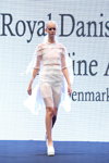Показ Rising Stars — Copenhagen Fashion Week SS15 (наряди й образи: біла сукня, блонд (колір волосся))