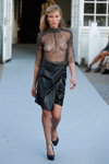 Desfile de Stasia/Lace By Stasia — Copenhagen Fashion Week SS15 (looks: falda negra, zapatos de tacón negros, blusa kaki transparente, blusa de encaje de guipur gris, )