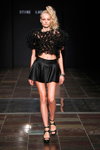 Показ Stine Ladefoged — Copenhagen Fashion Week SS15 (наряды и образы: чёрный топ, чёрная юбка мини, чёрные босоножки, блонд (цвет волос))