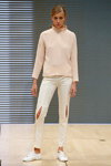 Pokaz Veronica B. Vallenes — Copenhagen Fashion Week SS15 (ubrania i obraz: spodnie białe, buty sportowe białe)