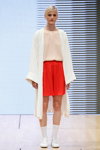 Pokaz Veronica B. Vallenes — Copenhagen Fashion Week SS15 (ubrania i obraz: kardigan biały, spódnica czerwona, skarpetki białe, buty sportowe białe, blond (kolor włosów))