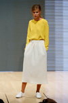 Pokaz Veronica B. Vallenes — Copenhagen Fashion Week SS15 (ubrania i obraz: pulower żółty, spódnica midi biała, buty sportowe białe)