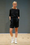 Показ Veronica B. Vallenes — Copenhagen Fashion Week SS15 (наряды и образы: чёрный комбинезон, белые носки, белые кроссовки)