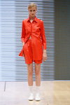 Показ Veronica B. Vallenes — Copenhagen Fashion Week SS15 (наряды и образы: красная блуза, красные шорты, белые носки, белые кроссовки)