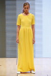 Desfile de Veronica B. Vallenes — Copenhagen Fashion Week SS15 (looks: maxi vestido amarillo, sneakers blancos)