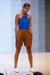 Показ Veronica B. Vallenes — Copenhagen Fashion Week SS15 (наряды и образы: синий топ, коричневые шорты, белые кроссовки)