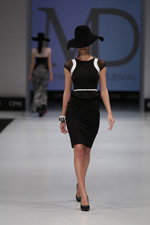 Modenschau von DESIGNERPOOL — CPM FW14/15 (Looks: schwarzer Hut, schwarzes Kleid mit Basque, weißer Gürtel, schwarze Pumps)