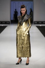 показ модной одежды дизайнера Марины Рыбалко. Показ DESIGNERPOOL — CPM FW14/15 (наряды и образы: золотое вечернее платье)