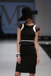 Modenschau von DESIGNERPOOL — CPM FW14/15 (Looks: schwarzer Hut, weißer Gürtel, schwarzes Kleid mit Basque)