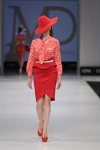 Показ DESIGNERPOOL — CPM FW14/15 (наряди й образи: червона капелюх, червона спідниця з баскою, червоно-біла блуза, червоні туфлі)