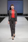 Desfile de DESIGNERPOOL — CPM FW14/15 (looks: traje de pantalón gris, blusa roja, zapatos de tacón negros)