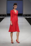 Pokaz DESIGNERPOOL — CPM FW14/15 (ubrania i obraz: sukienka z dekoltem czerwona, półbuty czerwone)