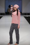 Pokaz Grand Defile Lingerie — CPM FW14/15 (ubrania i obraz: dzianinowa czapka różowa, pulower różowy)