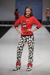 Pokaz Grand Defile Lingerie — CPM FW14/15 (ubrania i obraz: pulower z nadrukiem czerwony, spodnie czarno-białe)