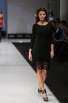 Pokaz Grand Defile Lingerie — CPM FW14/15 (ubrania i obraz: sukienka czarna, sandały czarne)