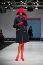 Показ Slava Zaitsev — CPM FW14/15 (наряди й образи: червона капелюх, червоні рукавички, червоні туфлі, сінє пальто, червоні прозорі колготки)