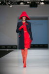 Показ Slava Zaitsev — CPM FW14/15 (наряди й образи: червона капелюх, червона сукня, червоні рукавички, червоний ремінь, сінє пальто, червоні туфлі, червоні прозорі колготки)