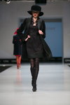 Показ Slava Zaitsev — CPM FW14/15 (наряды и образы: чёрная шляпа, чёрное пальто, чёрное платье мини, чёрные босоножки, чёрные ажурные колготки)