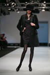Pokaz Slava Zaitsev — CPM FW14/15 (ubrania i obraz: kapelusz czarny, palto czarne, sukienka mini czarna, sandały czarne, ażurowy rajstopy czarne)