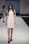Pokaz Trends — CPM FW14/15 (ubrania i obraz: sukienka biała, półbuty bordowe)
