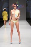 Pokaz Agogoa — CPM SS2015 (ubrania i obraz: strój kąpielowy żółty pasiasty, półbuty błękitne)