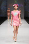 Pokaz Agogoa — CPM SS2015 (ubrania i obraz: sukienka mini różowa, sandały białe)