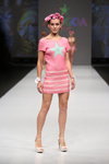 Pokaz Agogoa — CPM SS2015 (ubrania i obraz: sukienka mini różowa, sandały białe)