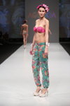 Pokaz Agogoa — CPM SS2015 (ubrania i obraz: bikini w kolorze fuksji, spodnie kwieciste, sandały białe)