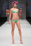 Pokaz Agogoa — CPM SS2015 (ubrania i obraz: strój kąpielowy zielony, sandały różowe)