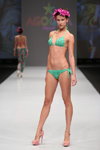 Pokaz Agogoa — CPM SS2015 (ubrania i obraz: strój kąpielowy zielony, sandały różowe, wianek w kolorze fuksji)