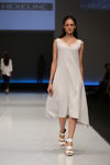 Pokaz Hexeline — CPM SS2015 (ubrania i obraz: sukienka biała, sandały białe)