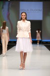 Pokaz Mila Bloom — CPM SS2015 (ubrania i obraz: sukienka biała, żakiet kremowy, sandały białe)