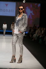 Pokaz Monari — CPM SS2015 (ubrania i obraz: spodnie srebrne, top z nadrukiem biały, żakiet szary)