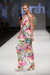 Modenschau von Parah — CPM SS2015 (Looks: Maxi Kleid mit Blumendruck, weiße Sandaletten mit Keilabsatz)