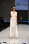 Pokaz ROCOCO — CPM SS2015 (ubrania i obraz: suknia wieczorowa z dekoltem biała)