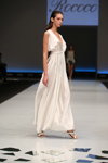 Pokaz ROCOCO — CPM SS2015 (ubrania i obraz: suknia wieczorowa z dekoltem biała, szpilki białe)