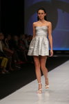 Pokaz ROCOCO — CPM SS2015 (ubrania i obraz: sukienka mini srebrna, sandały białe)