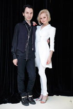 Сценічний костюм для нової солістки групи "Ленінград" (наряди й образи: чорна сорочка, білий брючний костюм, срібні босоніжки, блонд (колір волосся); персона: Аліса Вокс)